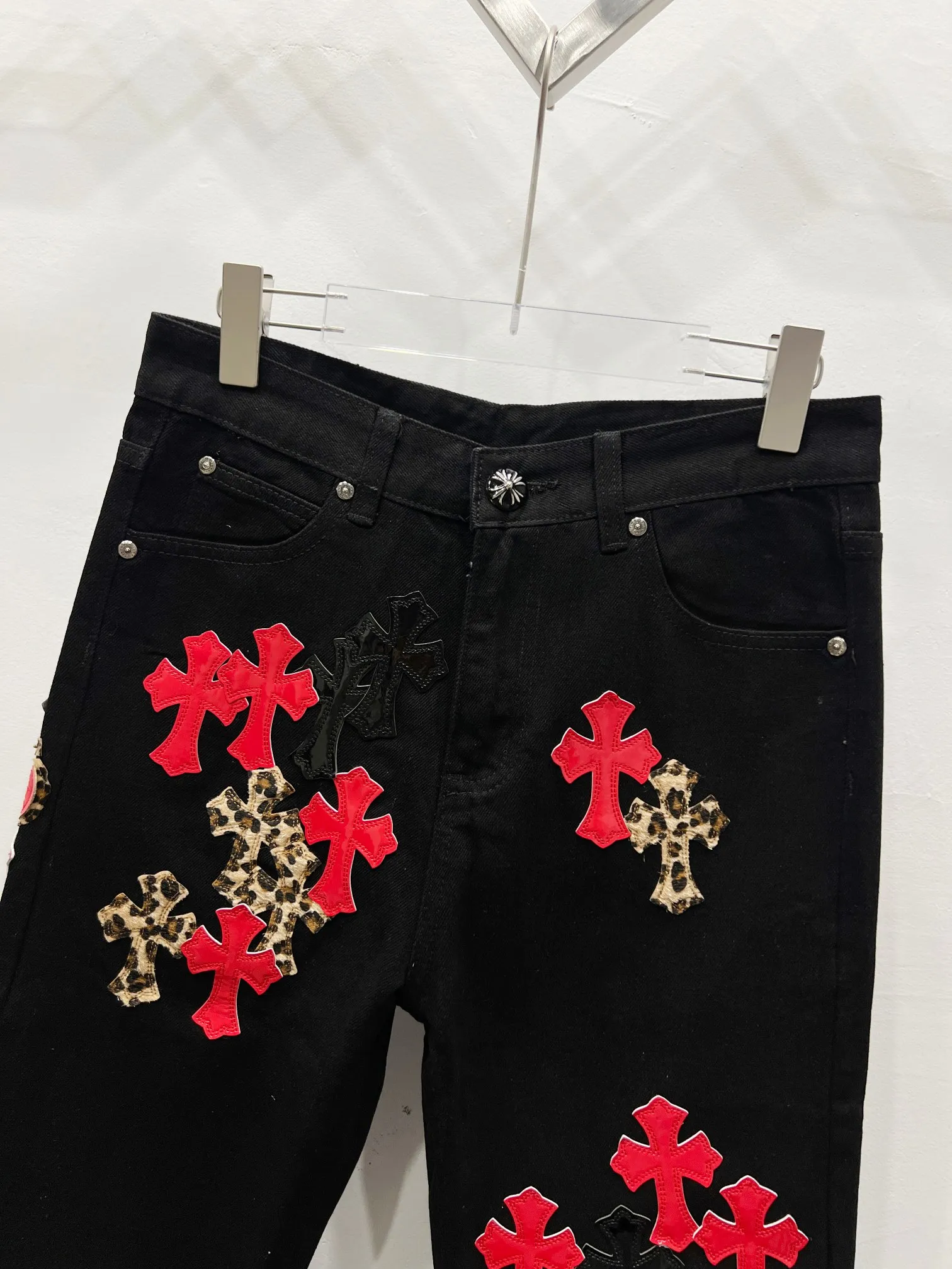 P240 Style Number: (W001) ChromeHearts & ChromeHearts Patent Leather Spliced ​​Red Cross Spliced ​​Leather Straight Jeans Ceiling-Level Jeans Hard to Find at the Counter‼ ️About Zangyin✅This is an extremely luxurious fashion brand that can also be called the aristocracy of the high street. It has always been an exclusive brand for some hipsters or rich second generations. The color of this model is already very eye-catching by using a unique washed material. It is decorated with pink patch cross flowers, which cleverly highlights the charm of the brand. Secondly, this model adopts a classic high-waist cut design, which highlights the long legs and fashionable temperament of the upper body. The brand is highly recognizable and the slim-fitting configuration is more suitable for daily wear. The personality will be fashionable and the specifications can be seen at a glance. Materials and technology ✅ Needless to say, this point goes without saying. As an excellent craftsman brand, Zangyin's requirements for details and craftsmanship are really perfect. The washed color of this model has gone through a lot of processes, not to mention the embellishment of the denim appliqués. It is also purely handmade and sewn. Just like what they believe in, only handmade things have soul and have the meaning of wearing. A top-notch heavy-duty fashionable denim item, recommended by both hands‼ ️ Size: 28, 30, 32, 34, 36 (S-XXL) Color: black